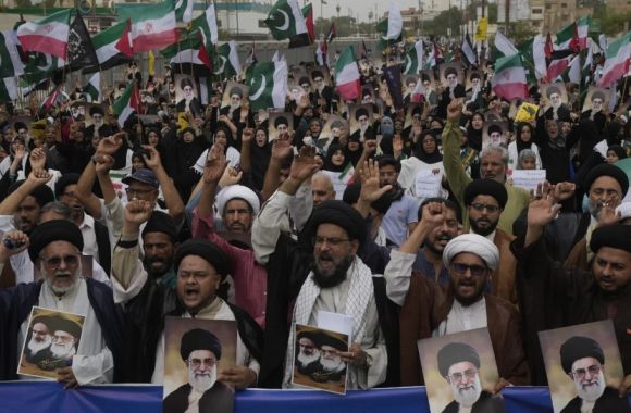 22일(현지시간) 파키스탄 카라치에서 이란에 대한 이스라엘의 공습을 비난하는 집회에 참석한 시아파 무슬림들. AP 연합뉴스