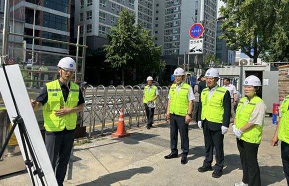 1번출구 공사 현장에서 에스컬레이터 설치 공사에 대한 브리핑을 받은 이병윤 위원장