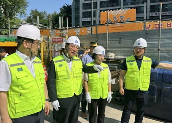 23일 제기동역 1번 출구 E/S 승강편의시설 설치공사 현장을 방문해 공사 진행 상황을 점검한 이병윤 위원장