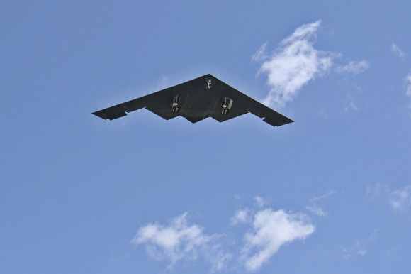 20일(현지시간)부터 36시간 동안 이란 핵시설 무력화 임무를 전개한 미 공군 B-2 스텔스 폭격기가 22일 미국 미주리주 와이트먼 공군기지로 복귀하고 있다. 2025.6.22 AP 연합뉴스