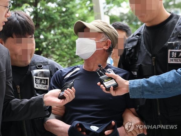 법원의 접근금지 명령이 끝난 지 일주일 만에 아내를 찾아가 흉기로 살해한 혐의(살인)를 받는 60대 A씨가 지난 21일 오후 구속 전 피의자 심문(영장실질심사)이 열리는 인천지법에 들어가고 있다. 연합뉴스