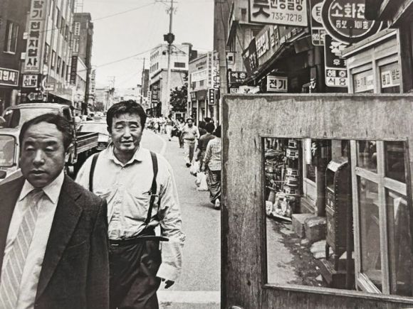 1986년 서울 인사동 거리의 정기용(왼쪽) 원화랑 전 대표와 비디오 아티스트 백남준.  강운구 작가 제공