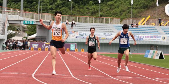 육상 남자 200m 결선에서 가장 먼저 결승선을 통과한 고승환(맨 왼쪽). 대한육상연맹 제공