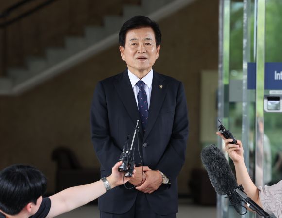 정동영 통일부 장관 후보자가 24일 서울 종로구 남북관계관리단에 마련된 인사청문회 준비사무실로 들어서며 취재진의 질문에 답하고 있다. 2025.6.24 연합뉴스