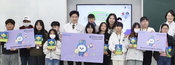 김대중 전남교육감과 학생들이 전남학생교육수당 ‘꿈 실현 공생카드’ 모형을 들고 기념촬영을 하고 있다. 전남교육청 제공