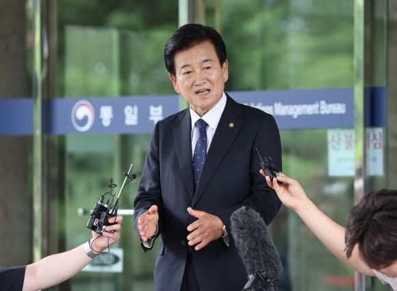 정동영 통일부 장관 후보자가 24일 서울 종로구 남북관계관리단에 마련된 인사청문회 준비사무실로 들어서며 취재진의 질문에 답하고 있다. 2025.6.24 연합뉴스