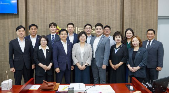 제11대 경기도의회 후반기(24. 7. ~ 25. 6.) 위원회 출범 1주년을 맞은 교육행정위원회. (사진=경기도의회)