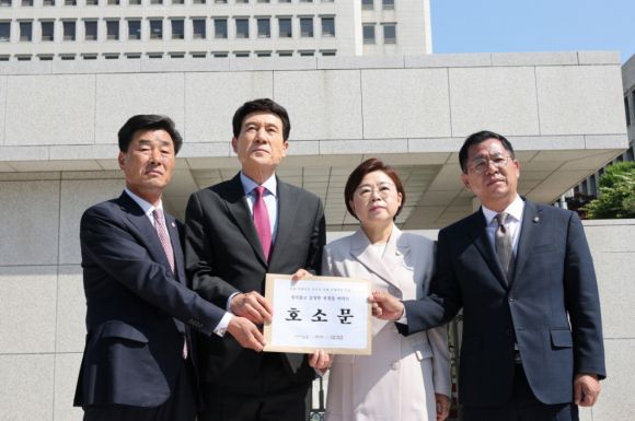 11일 대법원을 방문해 호소문을 전달한 김일만(왼쪽부터) 포항시의회 의장과 이강덕 포항시장, 김정재·이상휘 의원. 포항시 제공