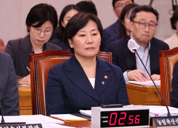 국회 농해수위 참석한 송미령 농식품부 장관 - 장관 인선에서 유임된 송미령 농림축산식품부 장관이 23일 국회에서 열린 농림축산식품해양수산위원회 전체회의에 참석해 있다. 2025.6.23 연합뉴스