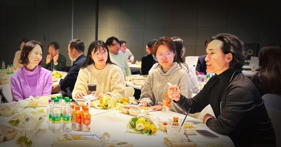 조현범(맨 오른쪽) 한국앤컴퍼니그룹 회장이 지난 2월 3일 경기 성남시 판교 한국앤컴퍼니그룹 본사에서 열린 한온시스템 임직원들을 환영하는 행사 ‘무빙데이’에 참석해 직원들과 대화하고 있다. 한국앤컴퍼니그룹 제공