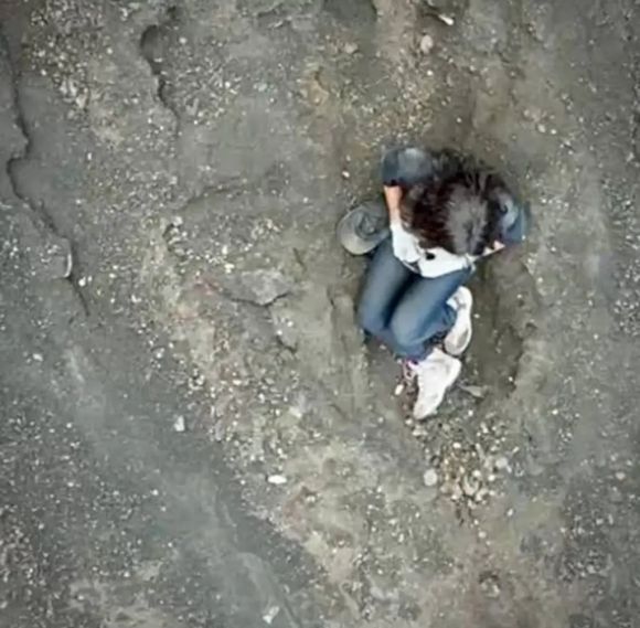 구조대가 촬영한 드론 영상에는 줄리아나 마린스가 화산재를 뒤짚어 쓴 채 앉아 있는 모습이 나온다. 출처=인스타그램