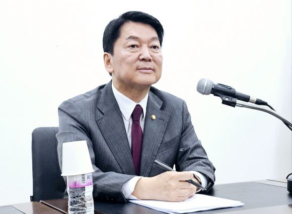 대구 찾은 안철수 - 안철수 국민의힘 의원(경기 성남시 분당구갑)이 18일 대구 수성구 범어동 국민의힘 대구시당에서 간담회를 열고 취재진 질문에 답하고 있다. 2025.6.18 뉴스1