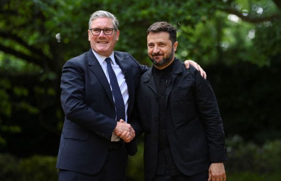 볼로디미르 젤렌스키(오른쪽) 우크라이나 대통령과 키어 스타머 영국 총리가 23일(현지 시간) 런던 총리 관저에서 만나 악수하고 있다. AFP 연합뉴스