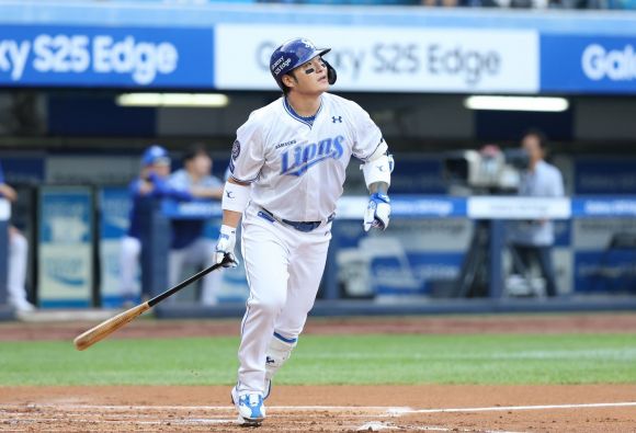 삼성 라이온즈 박병호가 지난 19일 대구 삼성라이온즈파크에서 열린 2025 KBO리그 정규시즌 두산 베어스와의 홈 경기에서 홈런을 치고 있다. 삼성 라이온즈 제공