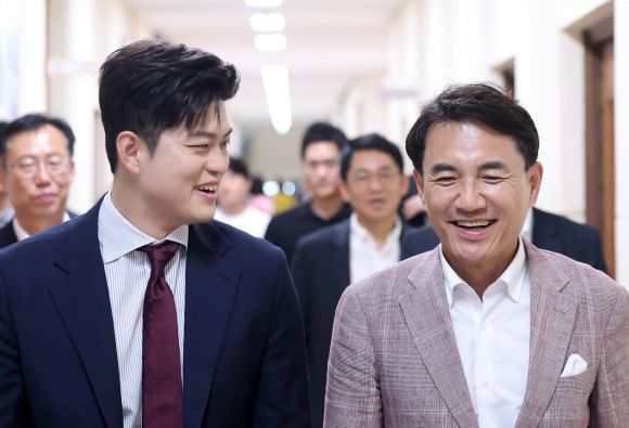 김용태(왼쪽) 비상대책위원장이 23일 강원 춘천시 강원특별자치도청을 방문해 김진태 지사와 대화하고 있다. 춘천 연합뉴스