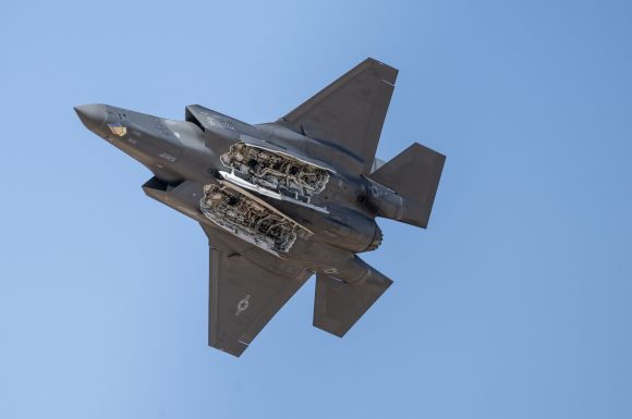 2025년 3월 2일(현지시간) 미국 애리조나주 데이비스-몬탄 공군 기지에서 열린 헤리티지 비행 훈련 과정에서 미 공군 F-35A 라이트닝 II 전투기가 비행하고 있다. 출처=미 공군
