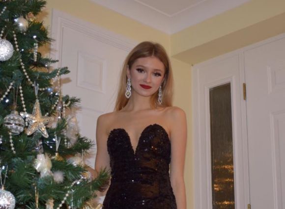 영국에서 반(反)의학 음모론을 믿는 어머니 탓에 커피 관장 등의 자연 치료법을 시도하던 20대 여성이 끝내 혈액암으로 세상을 떠났다는 주장이 나왔다. 사진은 팔로마 셰미라니. 페이스북 캡처