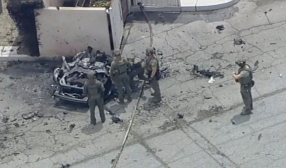 17일(현지시간) 미국 캘리포니아주 팜스프링스의 난임 클리닉에서 차량 폭발 사건이 발생한 후 경찰이 현장을 조사하고 있다. 2025.5.17 AP 연합뉴스