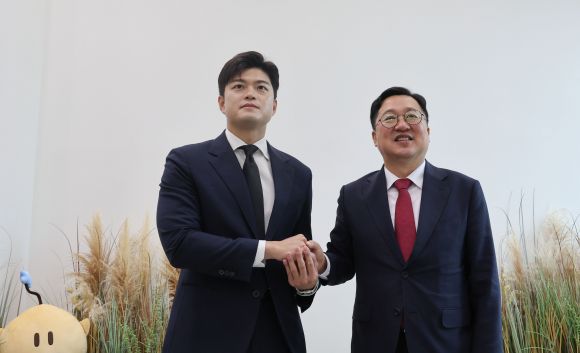 김용태(왼쪽) 국민의힘 비상대책위원장 25일 대전컨벤션센터에서 이장우 대전시장과 만나 기념 촬영하고 있다. 대전 연합뉴스