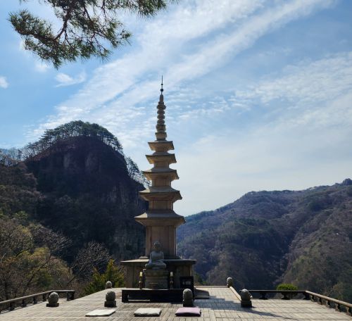 경북 봉화 청량사에 있는 오층석탑. 유리보전과 지장전에서 내려오는 길목에 아름다운 풍경을 배경으로 위용을 자랑하며 서 있다.