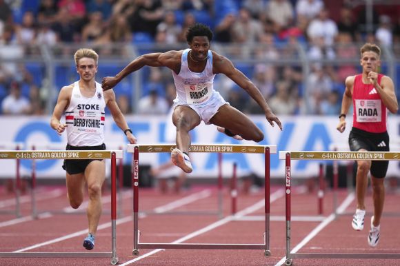 2025년 6월 24일(현지시간) 체코 오스트라바에서 열린 국제육상경기연맹(IAAF) 골든스파이크대회의 남자 400m 허들 결승에서 미국의 크리스 로빈슨(24)이 장애물을 넘고 있다. AP 연합뉴스
