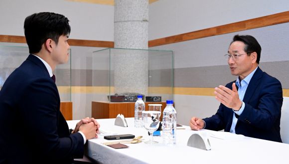 김용태(왼쪽) 국민의힘 비상대책위원장과 유정복 인천시장이 22일 인천시 연수구 한 식당에서 만찬 회동을 하고 있다. 인천시 제공