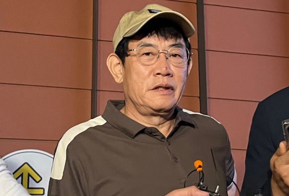 경찰 조사 마친 개그맨 이경규 - 코미디언 이경규가 24일 오후 11시 45분께 서울 강남경찰서에서 약물 운전 혐의와 관련한 조사를 마친 뒤 취재진의 질문에 답하고 있다. 2025.6.24 뉴스1
