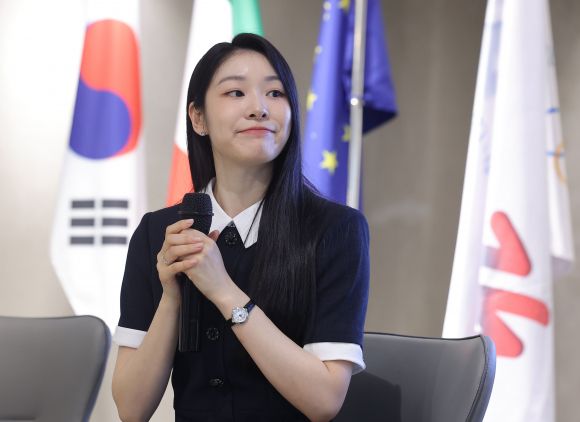 피겨 김연아, 2026 동계올림픽 설명회 참석 - 25일 서울 강남구 가로수길 하이스트리트이탈리아에서 열린 2026 밀라노·코르티나담페초 동계 올림픽 및 패럴림픽 공식 설명회에서 ‘피겨여왕’ 김연아가 인사말을 하고 있다. 2025.6.25 연합뉴스