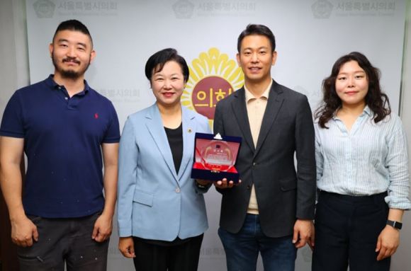 전국금융노조 산업은행지부로부터 감사패 수상한 이민옥 의원이 기념촬영을 하고 있다.