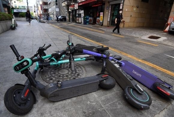 거리에 널부러져 있는 전동 킥보드. 서울신문 DB