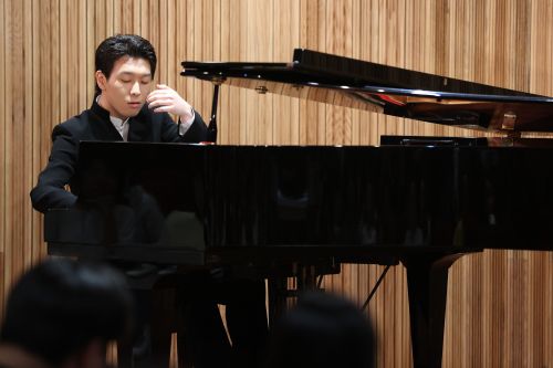 피아니스트 김세현이 26일 서울 세종문화회관 서클홀에서 열린 기자간담회에서 피아노 연주를 하고 있다. 연합뉴스