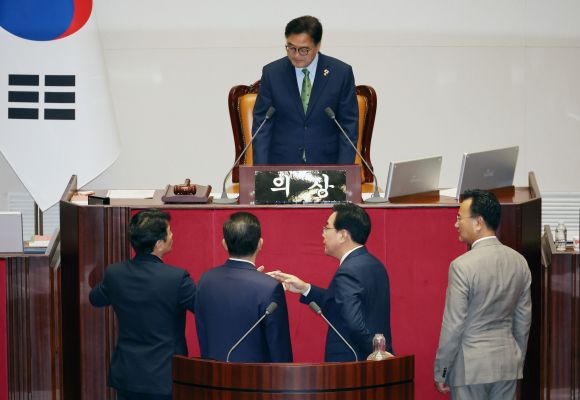 국회의장과 여야 - 27일 국회 본회의장에서 더불어민주당 문진석 원내수석부대표, 김병기 당대표 직무대행 겸 원내대표, 국민의힘 송언석 원내대표, 유상범 원내수석부대표가 대화하고 있다. 연합뉴스