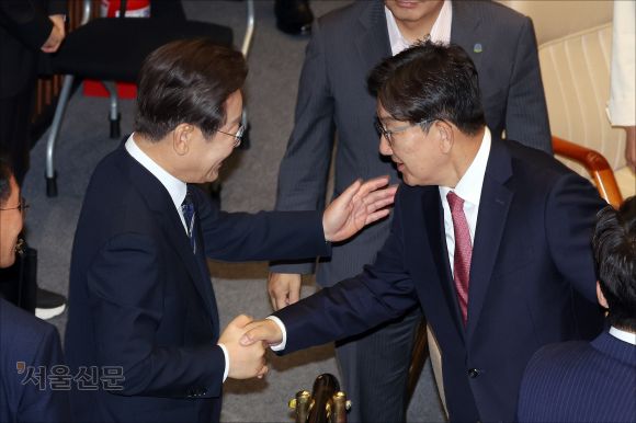 “김민석 안 된다” 권성동에 어깨 툭툭 - 이재명 대통령이 26일 국회에서 취임 후 첫 시정연설을 한 뒤 권성동 국민의힘 의원과 인사하던 도중 권 의원이 “김민석 국무총리 임명은 안 된다”고 두 차례 말하자 그의 어깨를 두드리고 있다. 홍윤기 기자