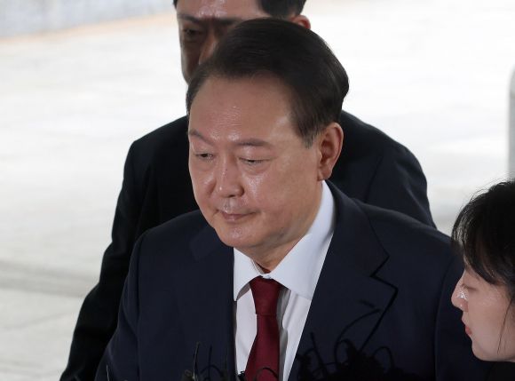윤석열 전 대통령이 28일 피의자 신분으로 내란특검 조사를 받기 위해 서울 서초구 서울고검 청사로 출석하고 있다. 2025.6.28 [공동취재]