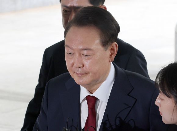 굳은 표정의 윤석열 전 대통령 - 윤석열 전 대통령이 28일 오전 대면 조사를 받기 위해 서울 서초구 서울고검에 마련된 내란특검 사무실로 출석하고 있다. 뉴시스
