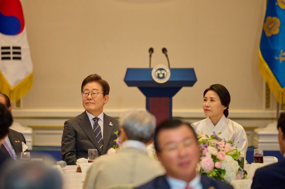 ‘호국보훈의 달, 대통령의 초대’ 행사 - 이재명 대통령과 부인 김혜경 여사가 27일 청와대 영빈관에서 열린 ‘호국보훈의 달, 대통령의 초대’ 행사에 참석해 자리에 앉아 있다. 사진=대통령실 제공 2025.06.27