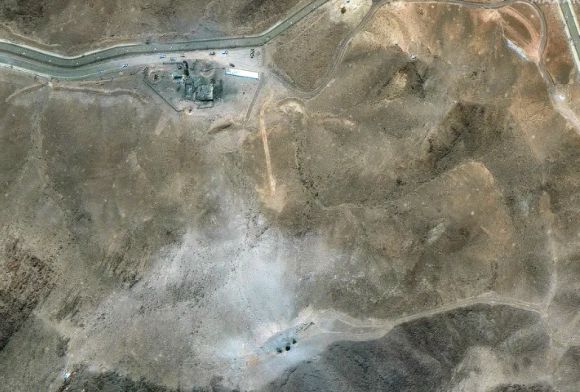 27일(현지시간) 이란 포르도 우라늄 농축 시설 상공에서 작업자들이 새로운 도로를 건설하기 시작한 것으로 보이는 위성 사진. 막사 테크놀로지 제공