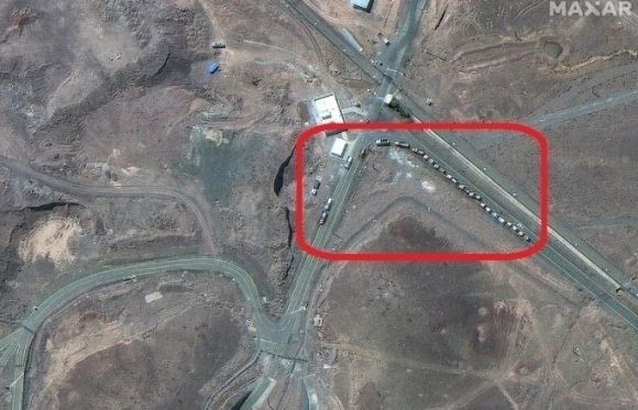 지난 19일 이란 포르도 핵시설 진입로에 16대의 트럭이 줄지어 서 있는 모습을 담은 위성 사진. 막사 테크놀로지 제공