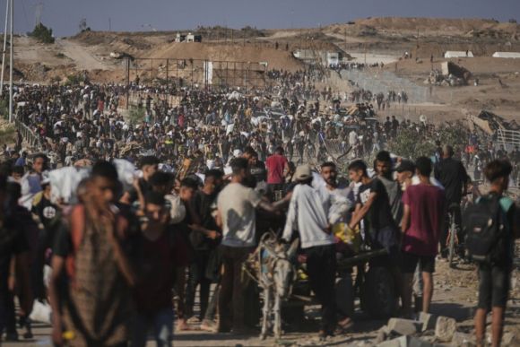 26일(현지시각) 가자 주민들이 가자 남부 칸유니스에서 가자인도주의재단(GHF) 유통센터 근처에서 인도적 지원 물품을 받고 이동하고 있다. 칸유니스 AP 연합뉴스