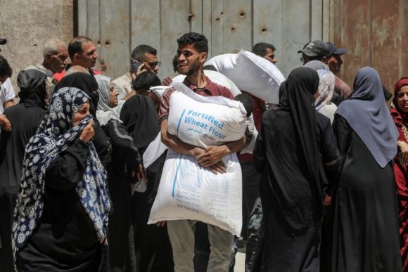 26일(현지시각) 가자 주민들이 식량 지원 배급소에서 식량 지원을 받기 위해 모여있다. 신화 연합뉴스