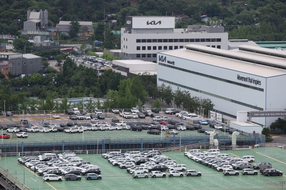 지난 24일 경기도 광명시 기아 오토랜드 광명에 출고 대기 중인 차량이 주차돼 있다. 연합뉴스