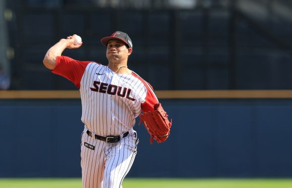 LG 트윈스 요니 치리노스가 29일 서울 잠실야구장에서 열린 프로야구 2025 KBO리그 정규시즌 KIA 타이거즈와의 홈 경기에서 공을 던지고 있다. 연합뉴스