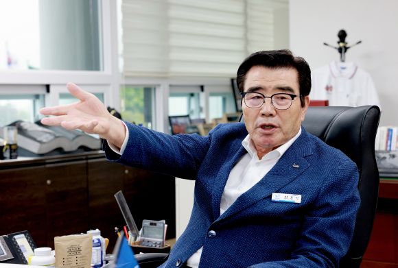 김동일 충남 보령시장이 지난 27일 집무실에서 서울신문과 인터뷰하고 있다. 보령시 제공