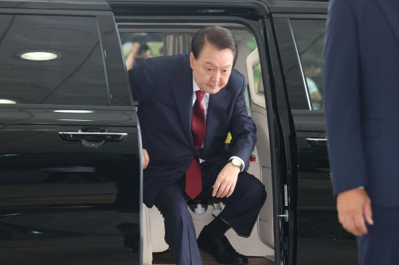 차에서 내리는 윤석열 전 대통령 - 윤석열 전 대통령이 28일 오전 대면 조사를 받기 위해 서울 서초구 서울고검에 마련된 내란특검 사무실로 출석하고 있다. (공동취재) 2025.06.28.