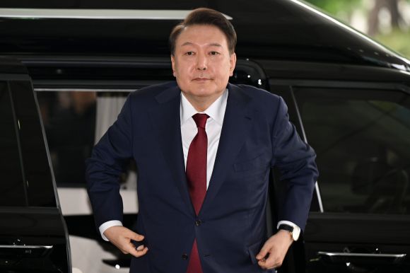 내란 특검 대면조사 출석하는 윤 전 대통령 - 윤석열 전 대통령이 28일 오전 대면 조사를 받기 위해 서울 서초구 서울고검에 마련된 내란특검 사무실로 출석하고 있다. (공동취재) 2025.06.28.