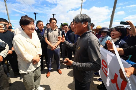 송미령(왼쪽) 농림축산식품부 장관이 29일 전북 무안군 논콩 전문 생산단지를 찾아 농민들의 의견을 듣고 있다. 농식품부 제공