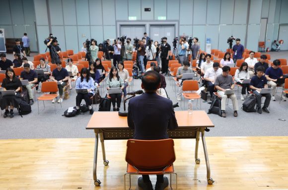 29일 서울 중구 예금보험공사 대강당에서 열린 구윤철 경제부총리 겸 기획재정부 장관 후보자 기자간담회에서 취재진이 구 후보자의 발언을 경청하고 있다. 2025.6.29 연합뉴스