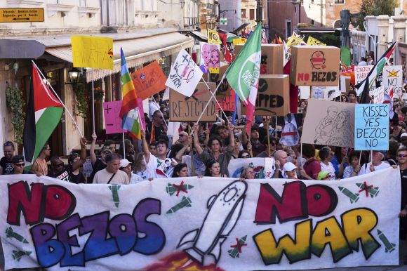 28일(현지시간)  ‘베이조스 반대’를 의미하는 문구가 적힌 현수막을 들고 결혼식을 규탄하며 베네치아 도심을 행진하는 시위대. 베네치아 AP 연합뉴스