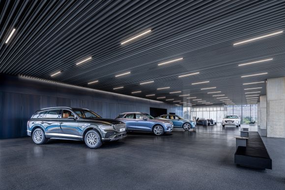 제네시스 청주 3층 전시실에 GV80(왼쪽)을 비롯한 제네시스 차들이 전시돼있는 모습. 제네시스 제공