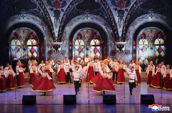 김정은, 러 장관 만나 공연관람 - 김정은 북한 국무위원장이 지난 29일 당 중앙위원회 본부청사에서 올가 류비모바 러시아 문화부 장관을 접견하고 공연을 관람했다고 조선중앙통신이 30일 보도했다. 2025.6.30 조선중앙통신 연합뉴스